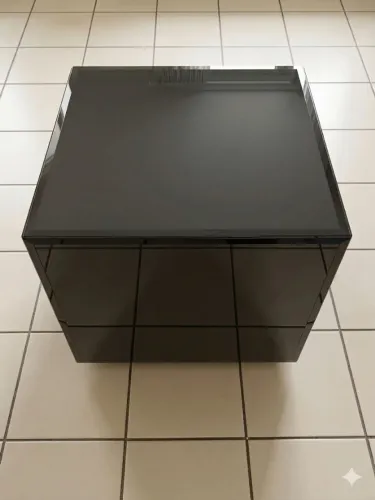 Mesa Jacaúna em  forma de cubo com 48.cm de lados e altura, na cor preta. 