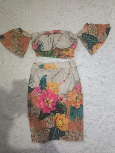 Conjunto de saia e croppet