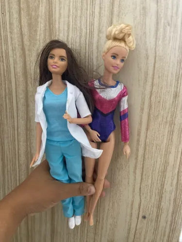 Boneca da Barbie ginástica e veterinária
