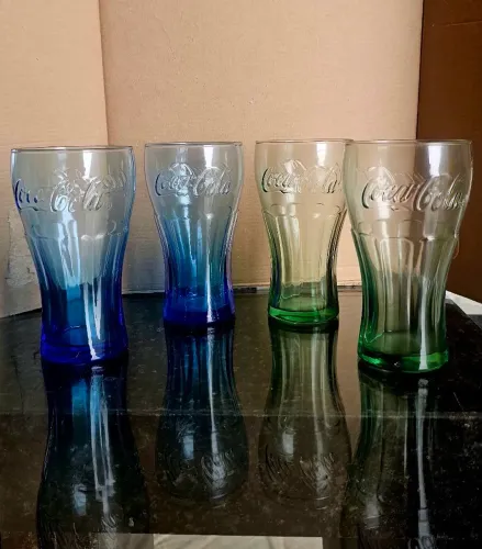 Kit 4 copos Coca Cola modelo Contour. 2 na cor Verde e 2 na cor Azul. O clássico copo Coca