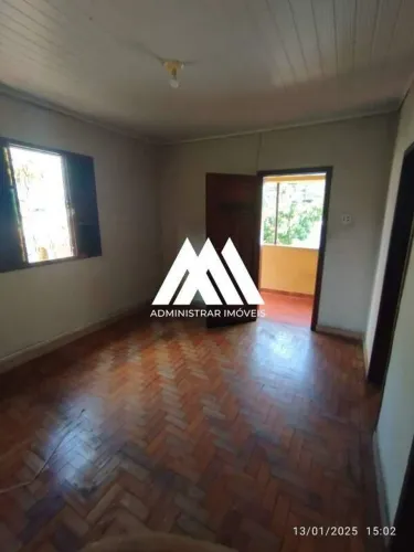 Vendo casa antiga com excelente construção em Itaúna em excelente localização no Santanens