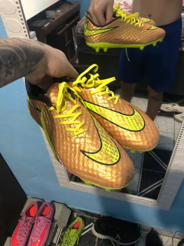 Chuteira nike Neymar Dourada
