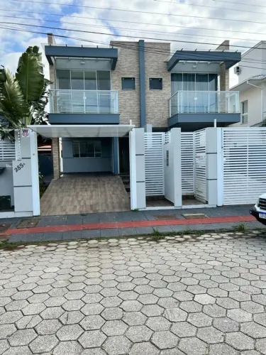 Sobrado com 3 dormitórios.