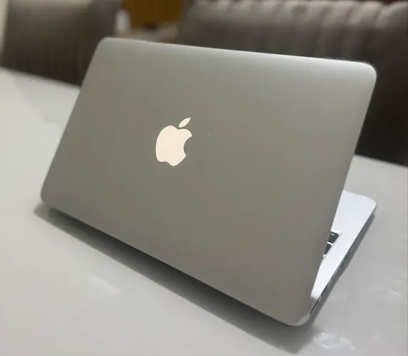 MacBook Air (11", Early 2014)