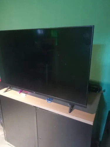 TV TCL apenas com o LED QUEBRADO, VENDO PARA USO das peças 