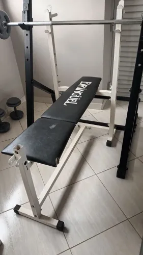 Banco de supino reto e torre para suporte de barras