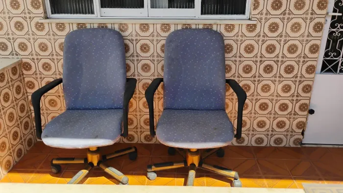 Vendo duas cadeiras rotativas de escritórios em estado,só e preciso de lavagem no estofado