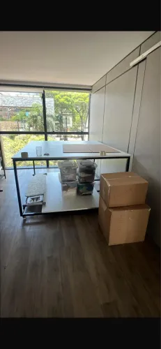 Mesa de corte de tecido com rodinhas 