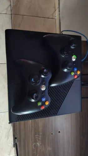X box  360 super slim 250 Gb com vários jogos
