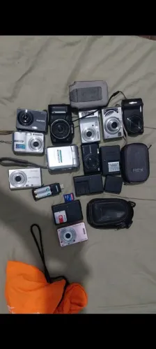 Vende se câmeras digitais com detalhes e defeitos