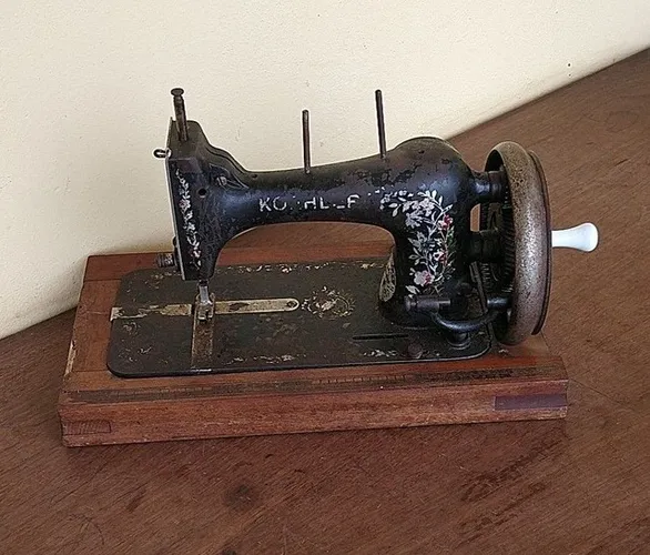 ANTIGA MAQUINA DE COSTURA DE MESA A MANIVELA, DE ORIGEM ALEMÃ, MARCA KOEHLER.