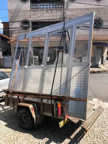 Porta de ferro, alumínio e vidro.