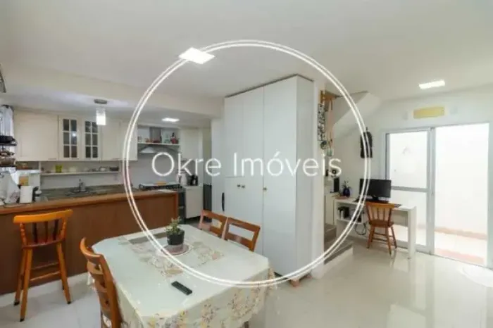 Reformada: casa de vila com 2 quartos à venda no Catete!
