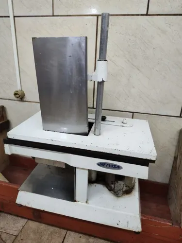 Fatiadeira de queijo e frios $.2.900 nova quase 6 mil