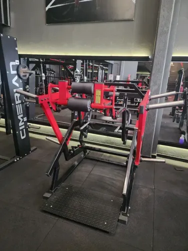 Agachamento convergente equipamento academia