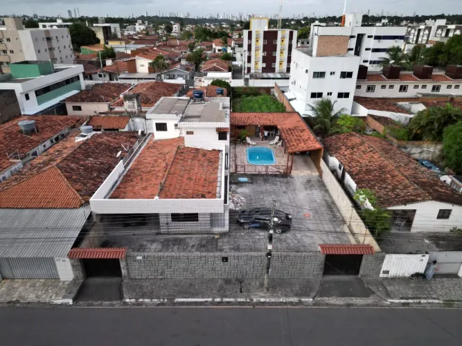 Residência única: Casa espaçosa no Cristo com área de lazer e 329,02 m² construídos