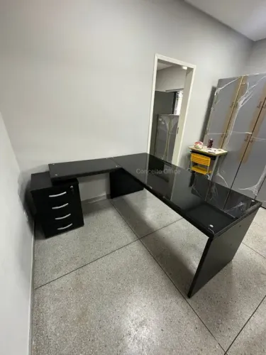 Mesa de Escritório L em L Preto com Tampo de Vidro 1.70x1.70