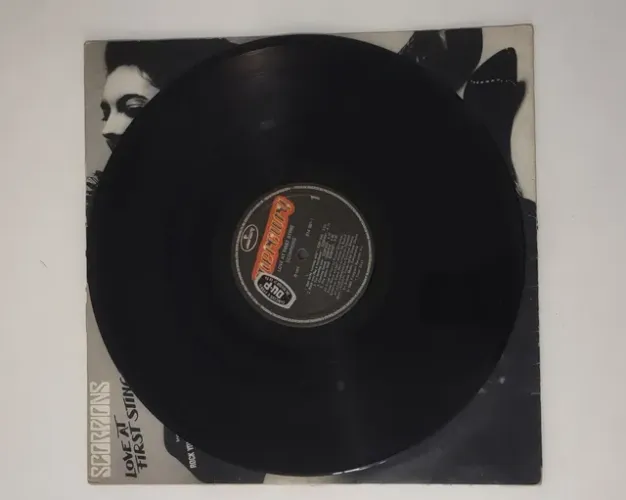Scorpions love at The First Sting vinil
