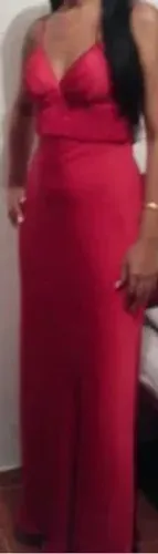 Vestido vermelho de festa com detalhes em pérolas