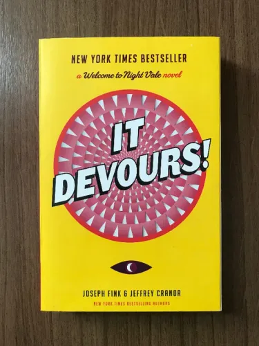 Livro "It Devours!" (Joseph Fink e Jeffrey Cranor)