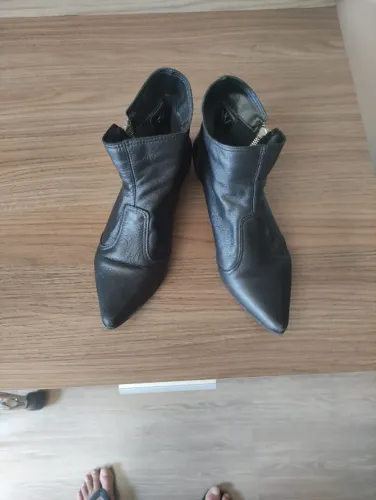 Bota feminina em couro, da marca Happy Walk, cano baixo, na cor preta, nº 38