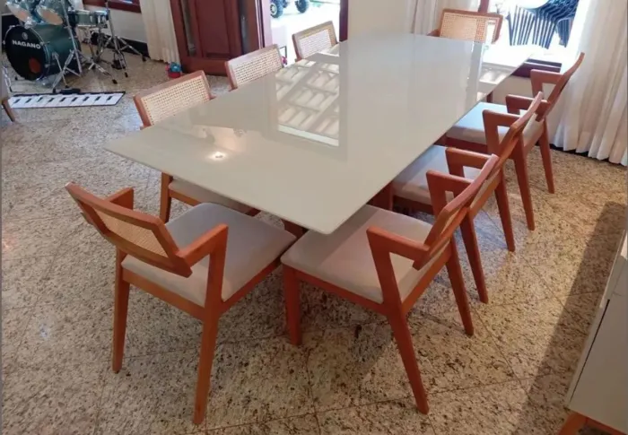 Mesa de jantar toda em madeira cadeira com telinha 220x110