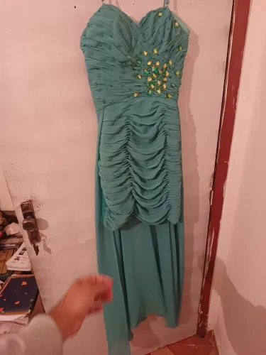 Vestido de festa verde água com detalhes