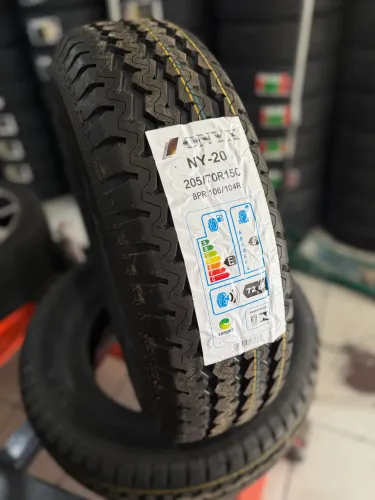 Pneu Novo Onyx 205/70r15C