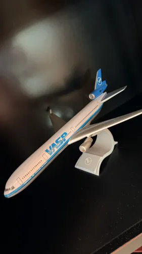 Miniatura de avião oficial Vasp MD 11 33cm de comprimento por 25 de envergadura 