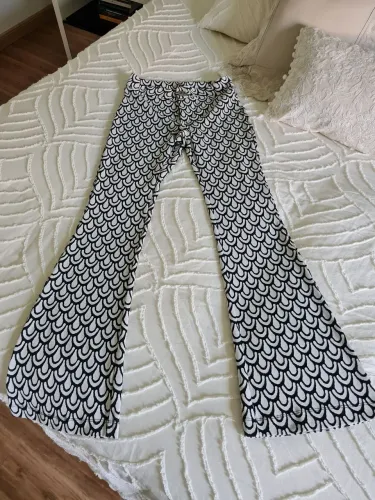 Calça Flare com Estampa Escama de Peixe