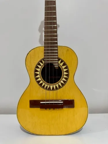 Cavaco de cedro com tampo de caixeta(maciço)