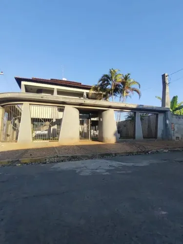 Casa com 4 Quarto(s) e 4 banheiro(s) para Alugar, 500 m² por R$ 4500 / Mês