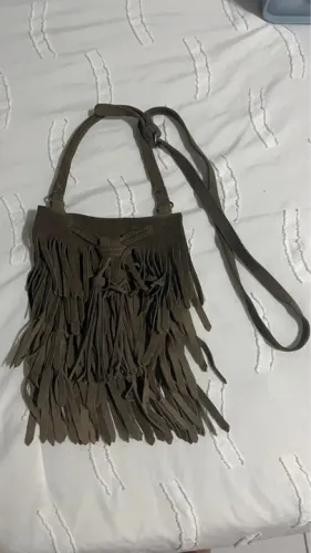 Bolsa de ombro marrom com franjas