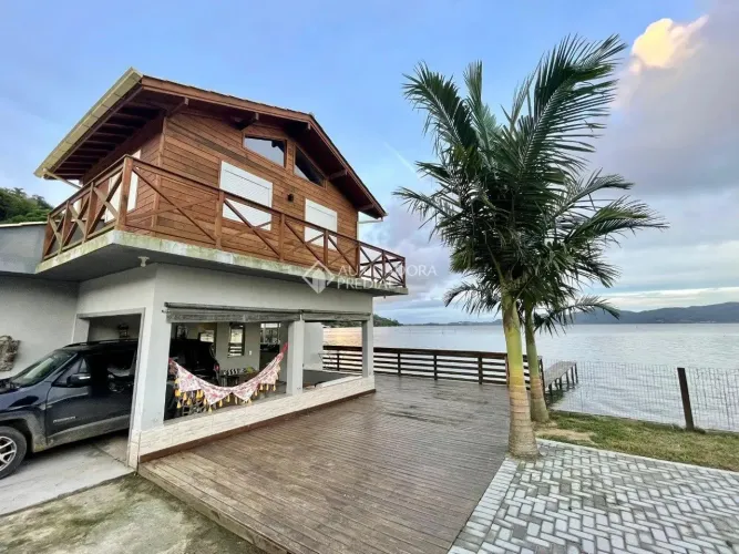 Casa Exclusiva à Beira da Lagoa de Imaruí, Praia Vermelha - Imaruí/SC