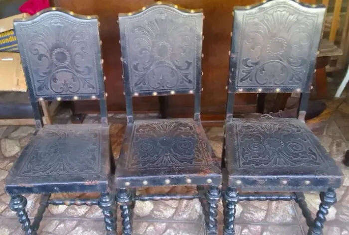 Três Cadeiras Madeira nobre Assento Encosto Couro pirogravado estilo manuelino *Descrição