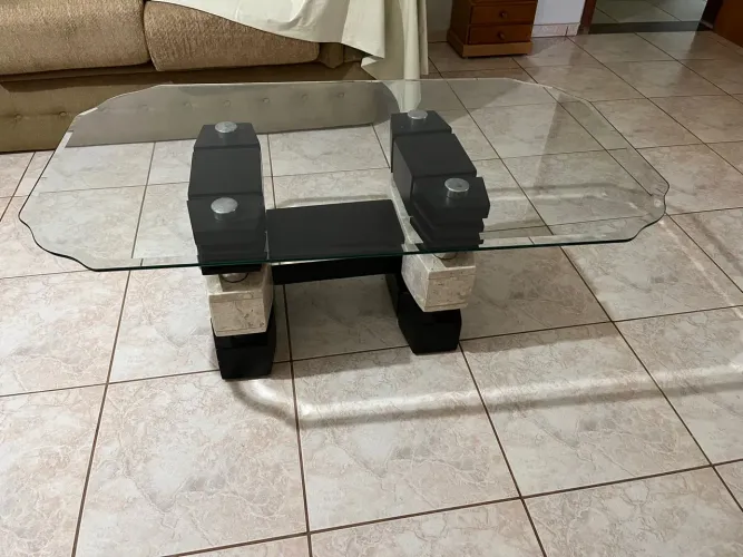 Mesa de centro em vidro e mármore