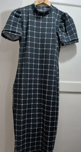 Vestido preto com estampa xadrez