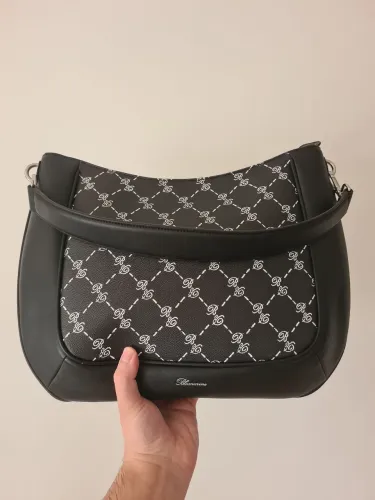 Bolsa Italiana Blumarine monograma em couro e inteiror de camurça com duas alças