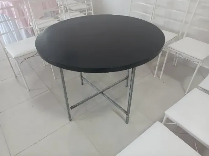 Mesa Preta com Estrutura Metálica Ideal para Eventos, Salas Escritórios