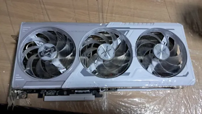 PLACA DE VÍDEO ASROCK RX 9060 XT SL 16GO AMD RADEON,  16GB, GDDR6, 128BITS, TRIPLE FAN, OP