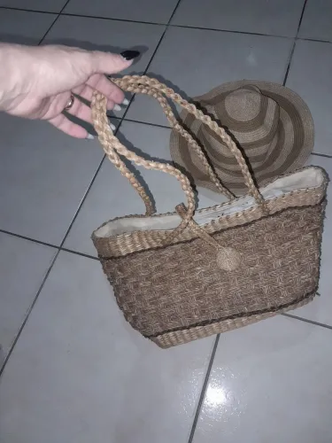 Bolsa de palha artesanal com chapéu