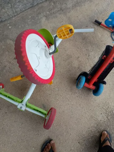 Brinquedos Infantis Patinete e Triciclo Usados  pague um leve os dois 