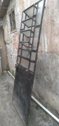 Vende_se esta porta de ferro reforçado com basculante e vidros canelados. 