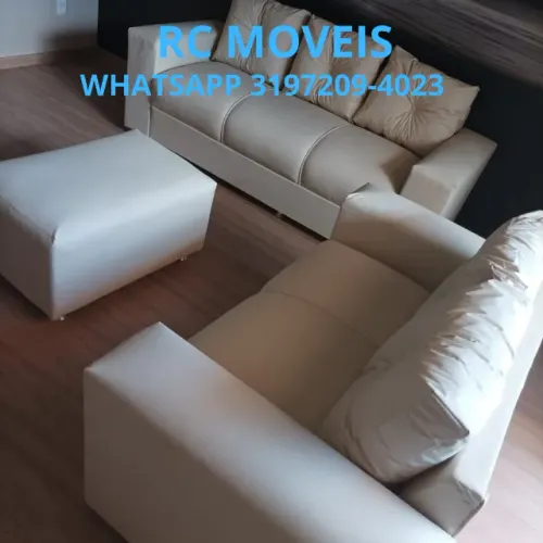 Sofá 3 e 2 Lugares com Puff em Couro Sintético - Qualidade e Durabilidade