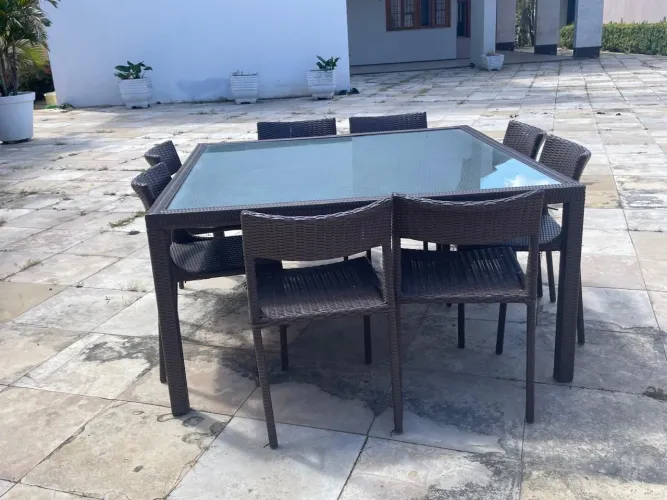 Mesa grande de jantar em fibra, alumínio e vidro (8 lugares)