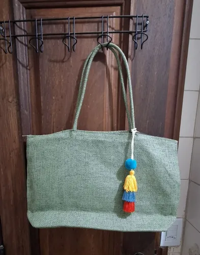 Linda bolsa de ombro em juta. Versátil e estilosa. Buscar próximo a Doca. Só 40,00.
