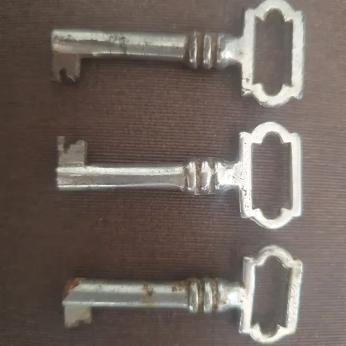 3 Chaves metal antigas para móveis de época . Usadas