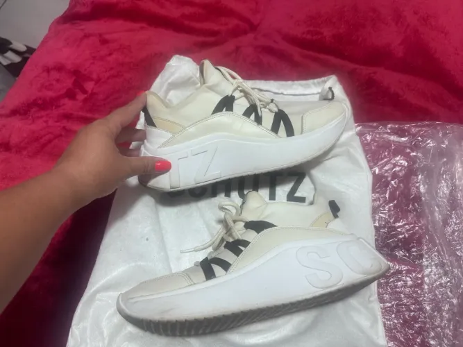 Tênis Schütz Camurça Branco com detalhes pretos