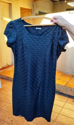 Vestido preto de tecido enrugado