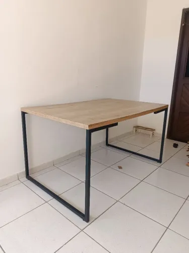 Mesa de jantar industrial com Metalon 135x90
